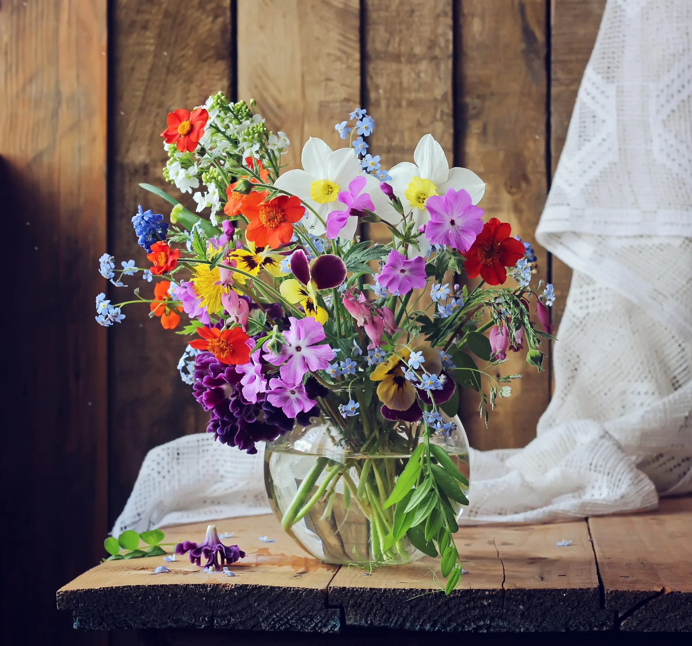 Bouquet champêtre de fleurs de saison aux couleurs variées