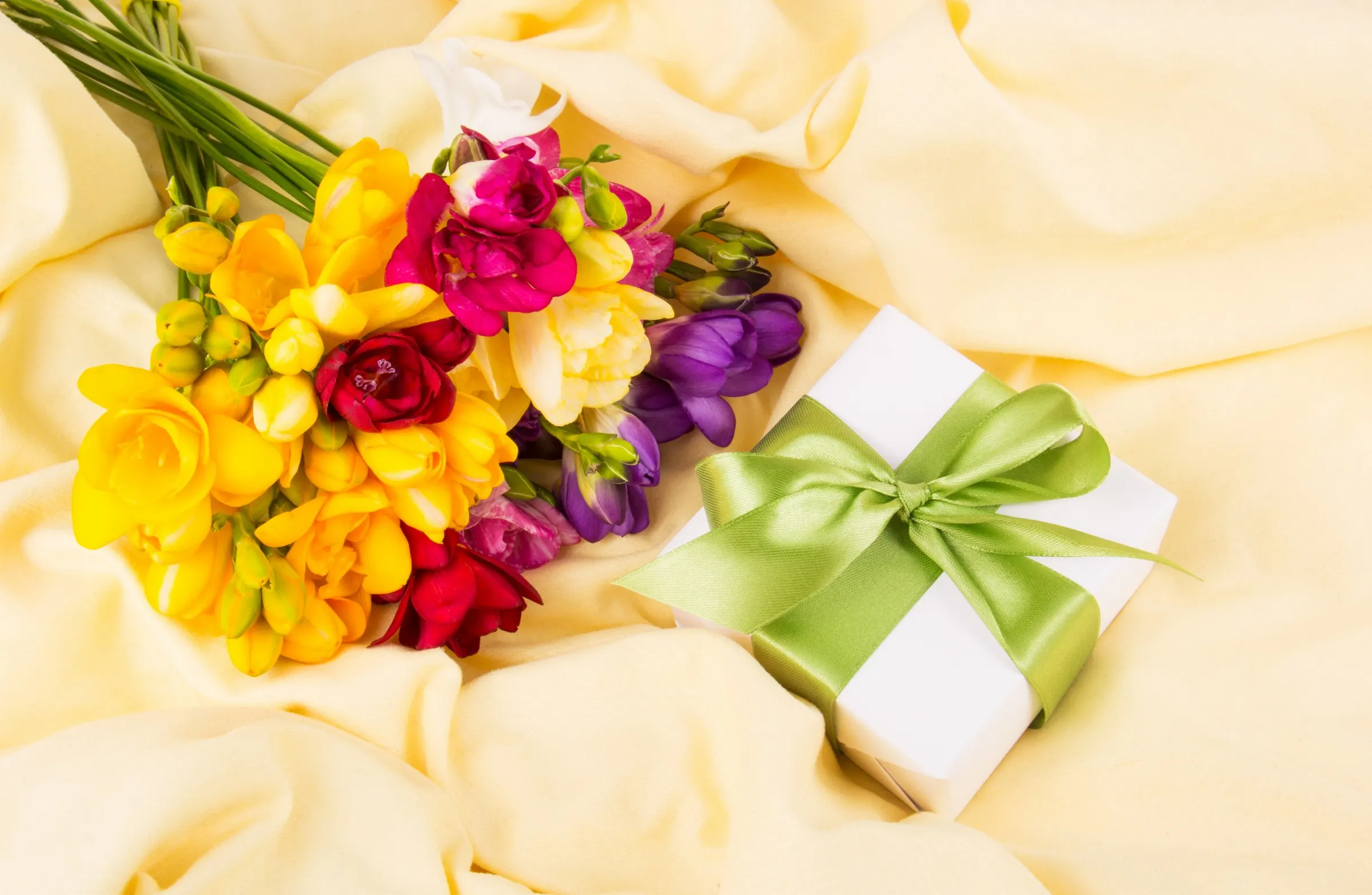 Bouquet coloré de renoncules et de roses