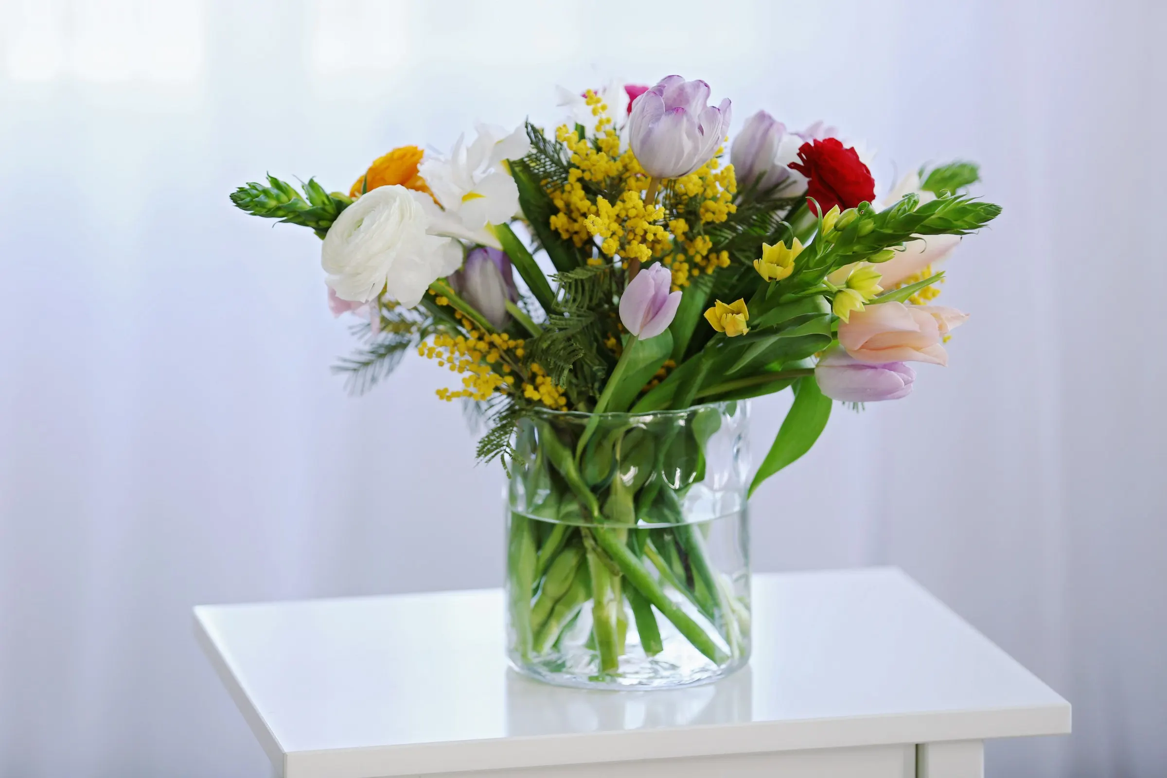 Bouquet de fleurs fraîches dans un vase en verre transparent