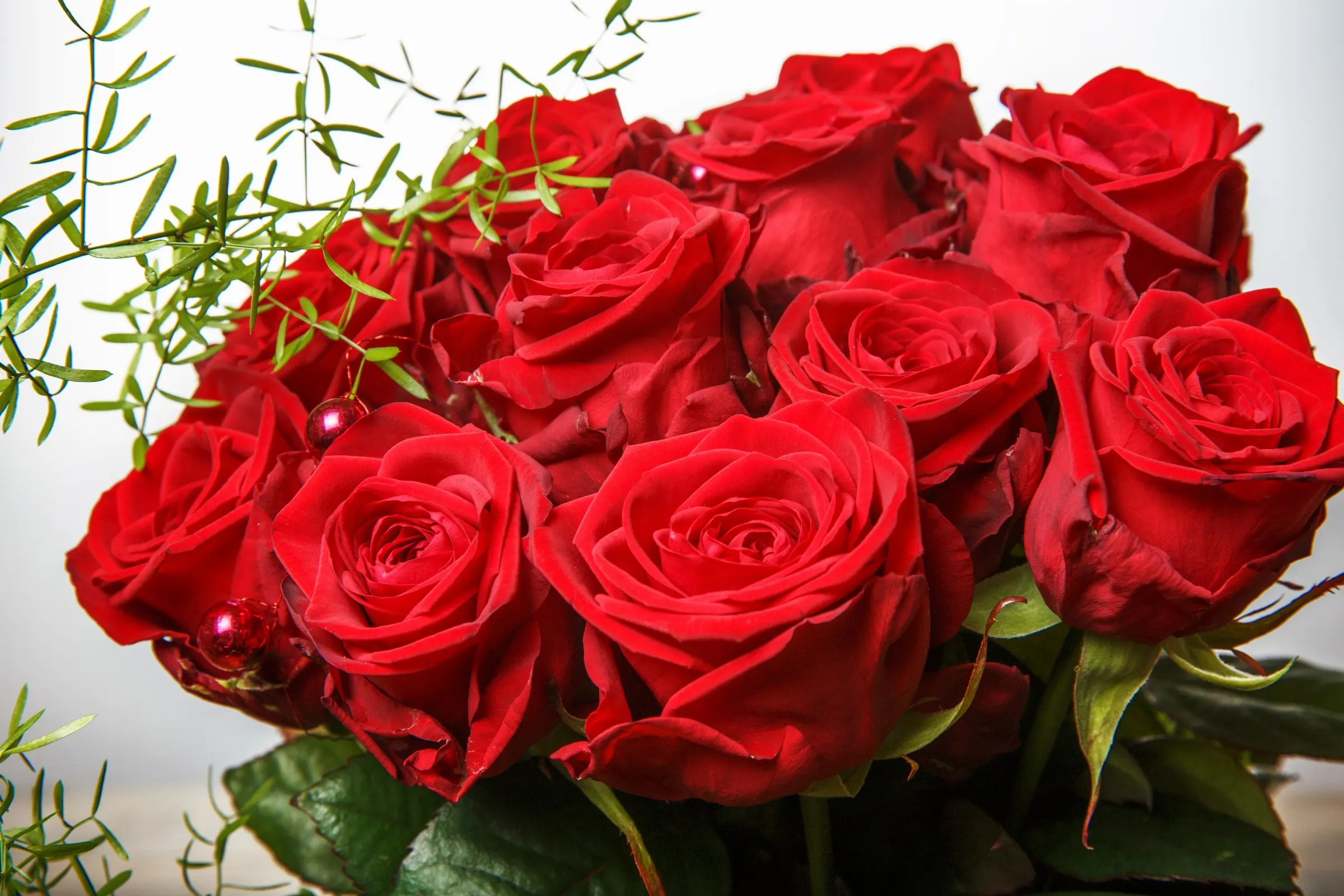 Bouquet de roses rouges sur une table