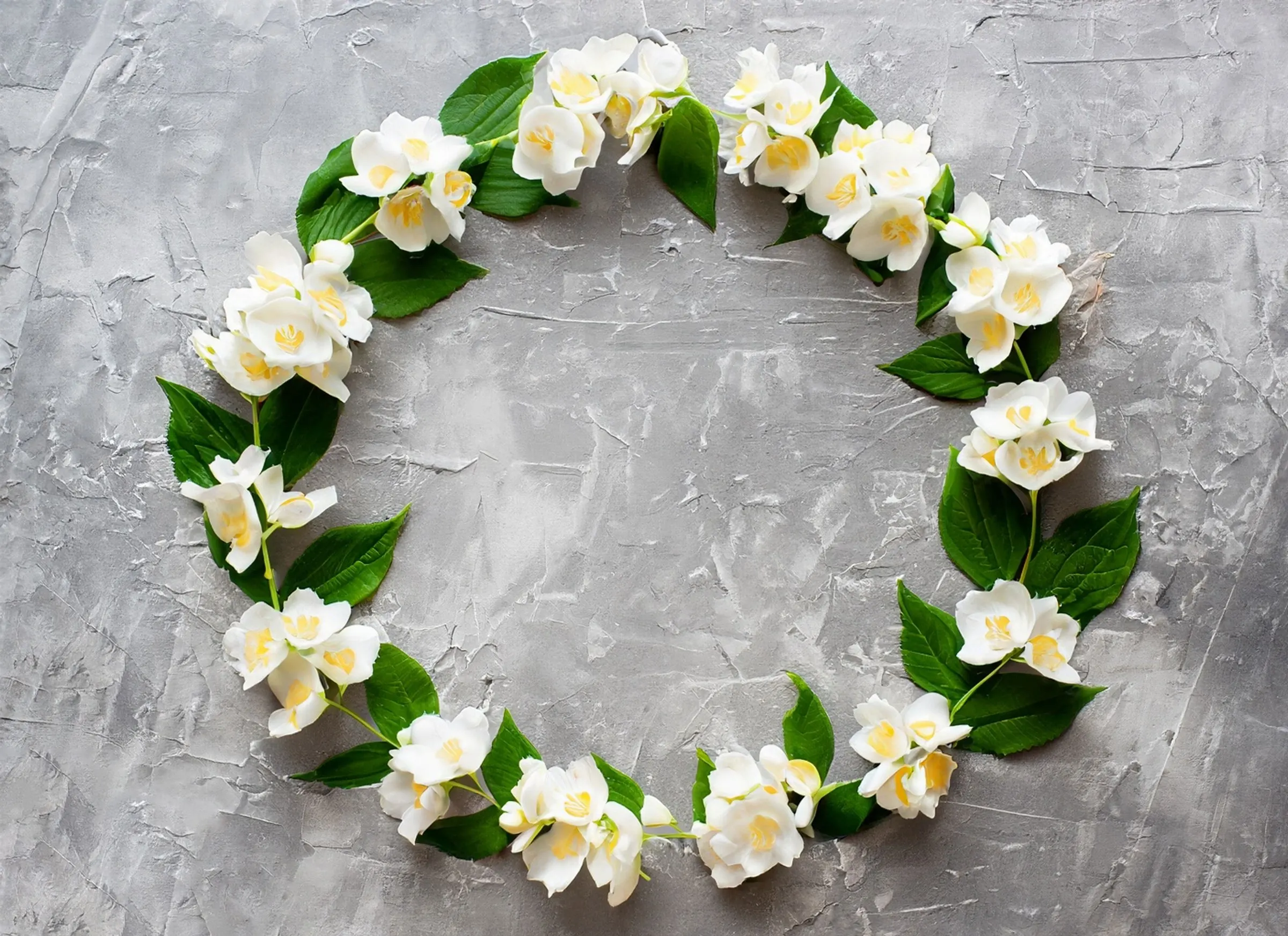 Couronne de roses blanches et de feuillage